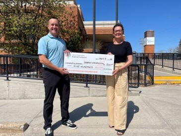 2025 recipient Sarah Lenarduzzi (R) with Trustee, Jeff Klassen (L)